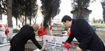 Körfez'de şehit mezarlarına karanfil bırakıldı