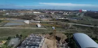 Metrelerce yükseğe tırmanarak kule vinç operatörlüğü yapan kadın, vinci ustalıkla kullanıyor
