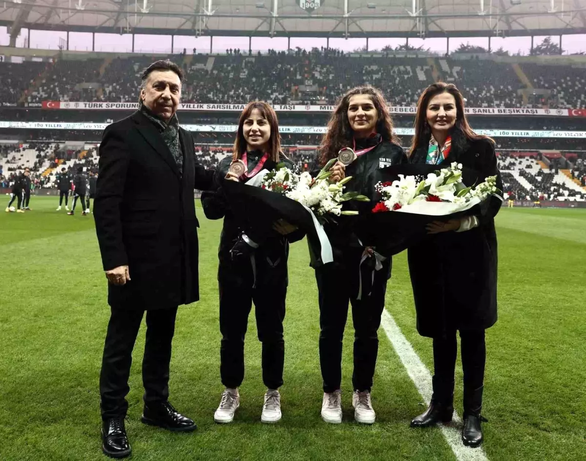 Nesrin Baş ve Ebru Dağbaşı\'na, İstanbulspor maçı öncesinde çiçek takdim edildi