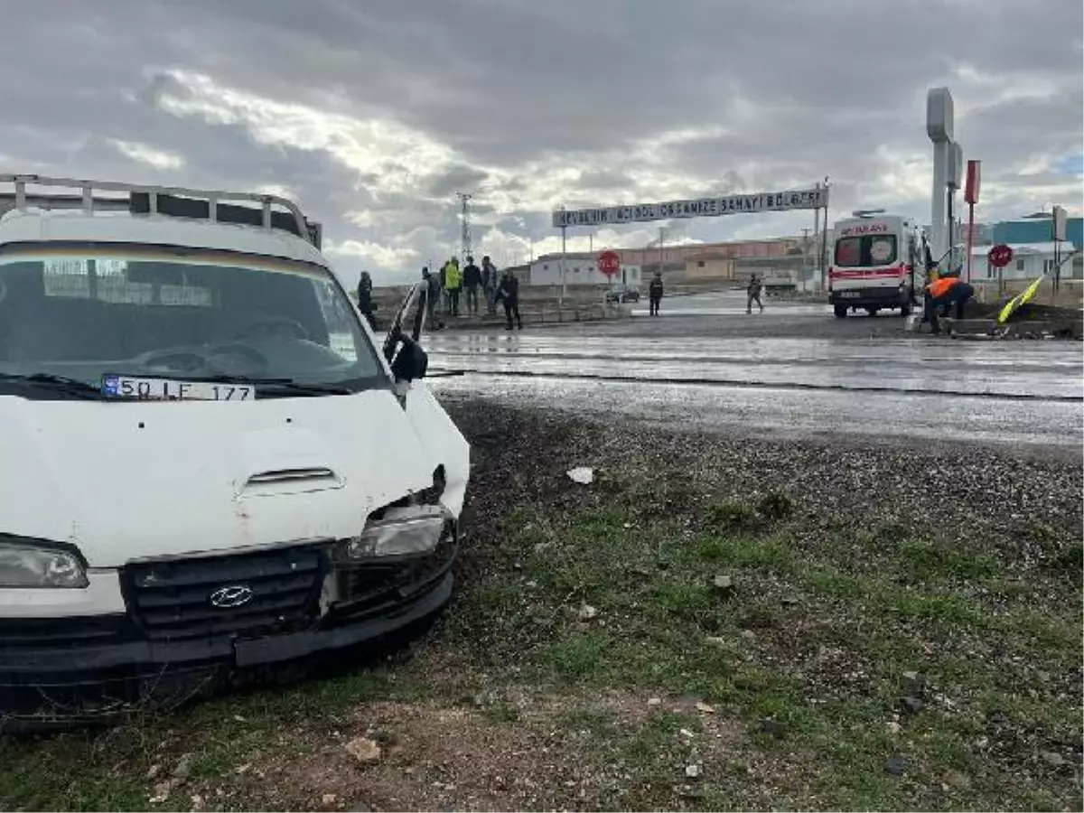 Nevşehir\'de kamyonet ile otomobil çarpıştı: 9 yaralı