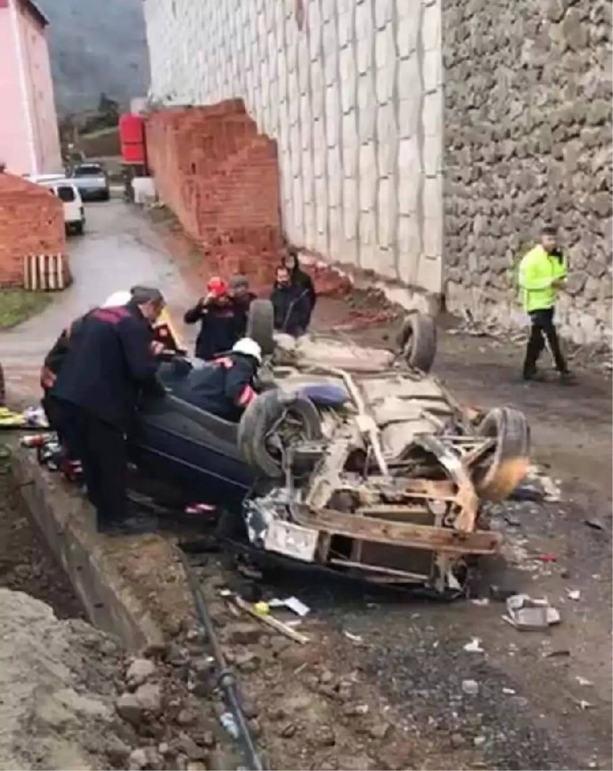 Otomobil, duvarı aşarak alt yola düştü; sürücü öldü