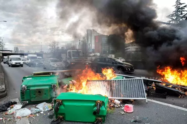 Paris sokakları yangın yeri! Protestocular belediye binasını ateşe verdi