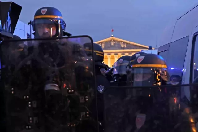 Paris sokakları yangın yeri! Protestocular belediye binasını ateşe verdi