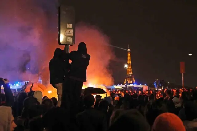 Paris sokakları yangın yeri! Protestocular belediye binasını ateşe verdi