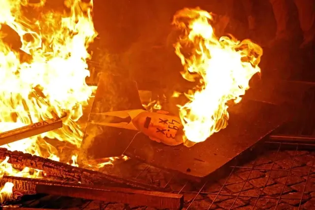 Paris sokakları yangın yeri! Protestocular belediye binasını ateşe verdi