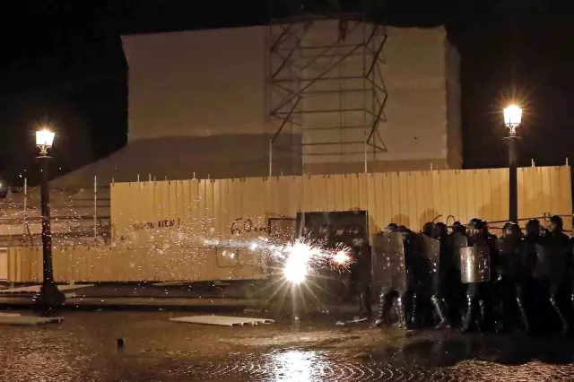 Paris sokakları yangın yeri! Protestocular belediye binasını ateşe verdi