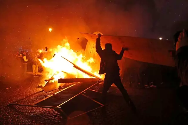 Paris sokakları yangın yeri! Protestocular belediye binasını ateşe verdi