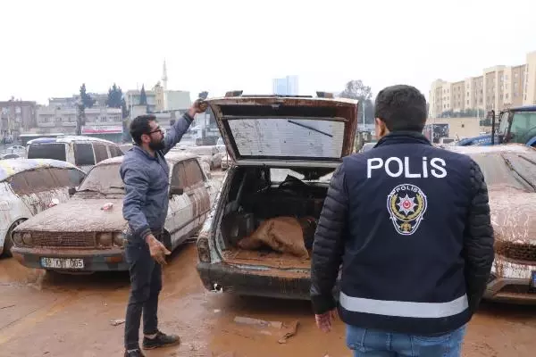 Su basan otoparktaki 170 araç çıkarıldı, kayıp TIR şoförü aranıyor
