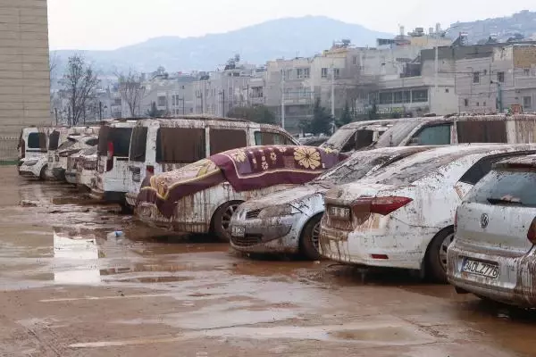 Su basan otoparktaki 170 araç çıkarıldı, kayıp TIR şoförü aranıyor