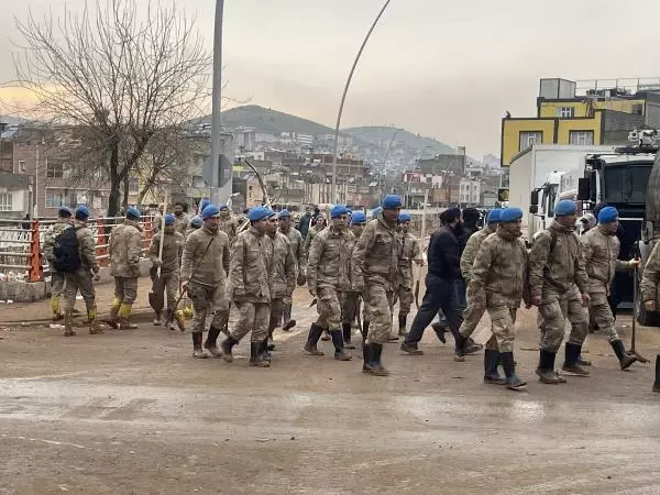 Su basan otoparktaki 170 araç çıkarıldı, kayıp TIR şoförü aranıyor