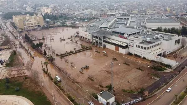 Su basan otoparktaki 170 araç çıkarıldı, kayıp TIR şoförü aranıyor