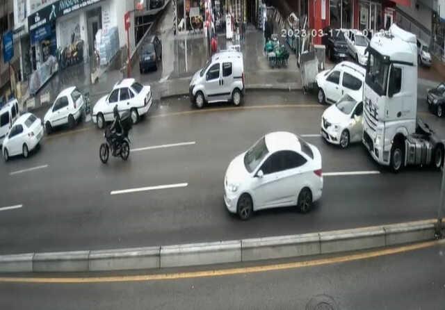 Sarhoş olduğu iddia edilen tır sürücüsü 7 araca çarptı... O anlar kameraya böyle yansıdı