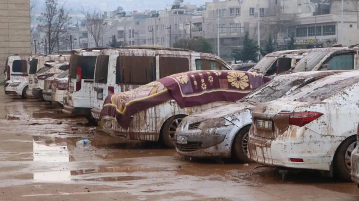 Su basan otoparktaki 170 araç çıkarıldı, kayıp tır şoförü aranıyor