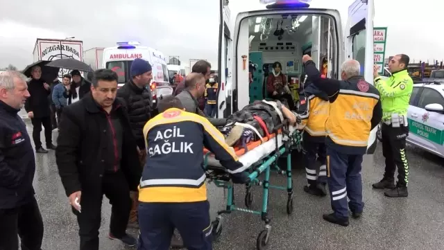 Düzce'de feci kaza: Su birikintisine dalan otomobil tırın altına girdi