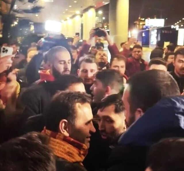 Taraftar havalimanına akın etti! Konya dönüşü Galatasaray kafilesine çılgın karşılama