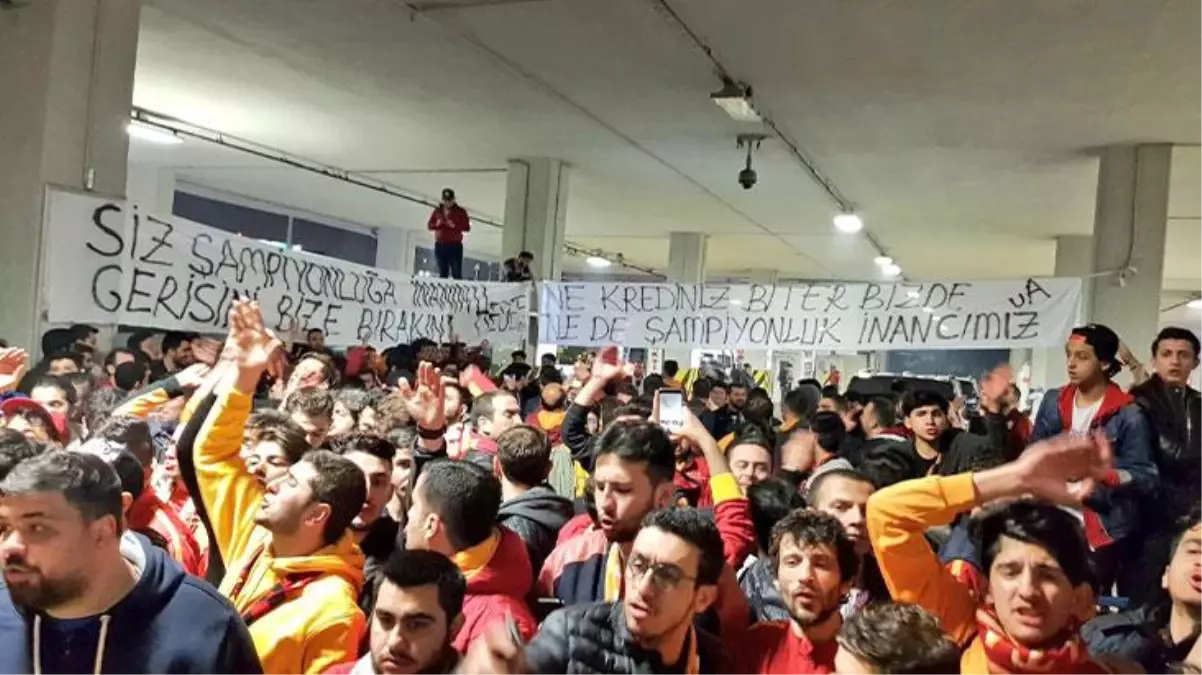 Aslanların taraftarı havaalanını mesken tuttu! Konya yenilgisinin ardından Galatasaray kafilesine moral karşılaması