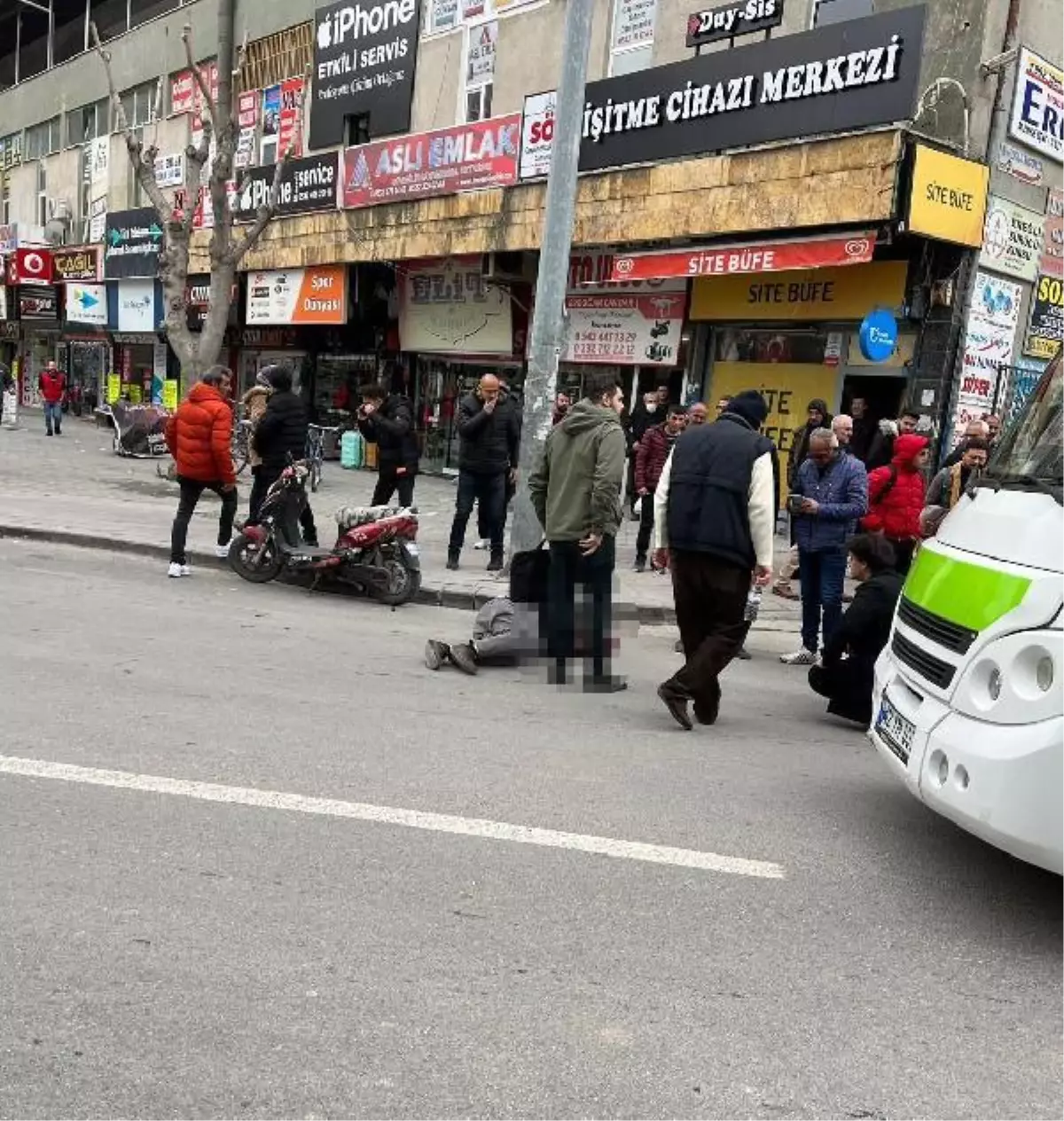 Yolun karşısına geçmeye çalışırken minibüs çarptı, hastanede kurtarılamadı