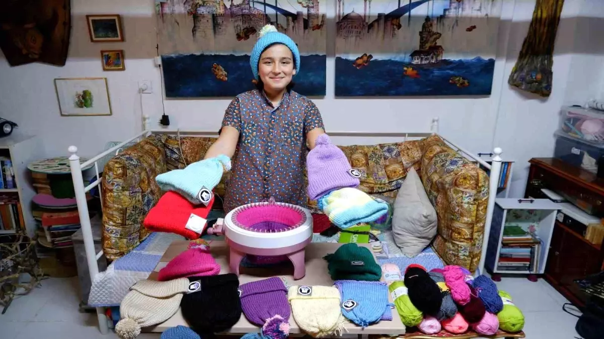 12 yaşındaki Ege, depremzede akranları üşümesin diye atkı ve bere örüyor