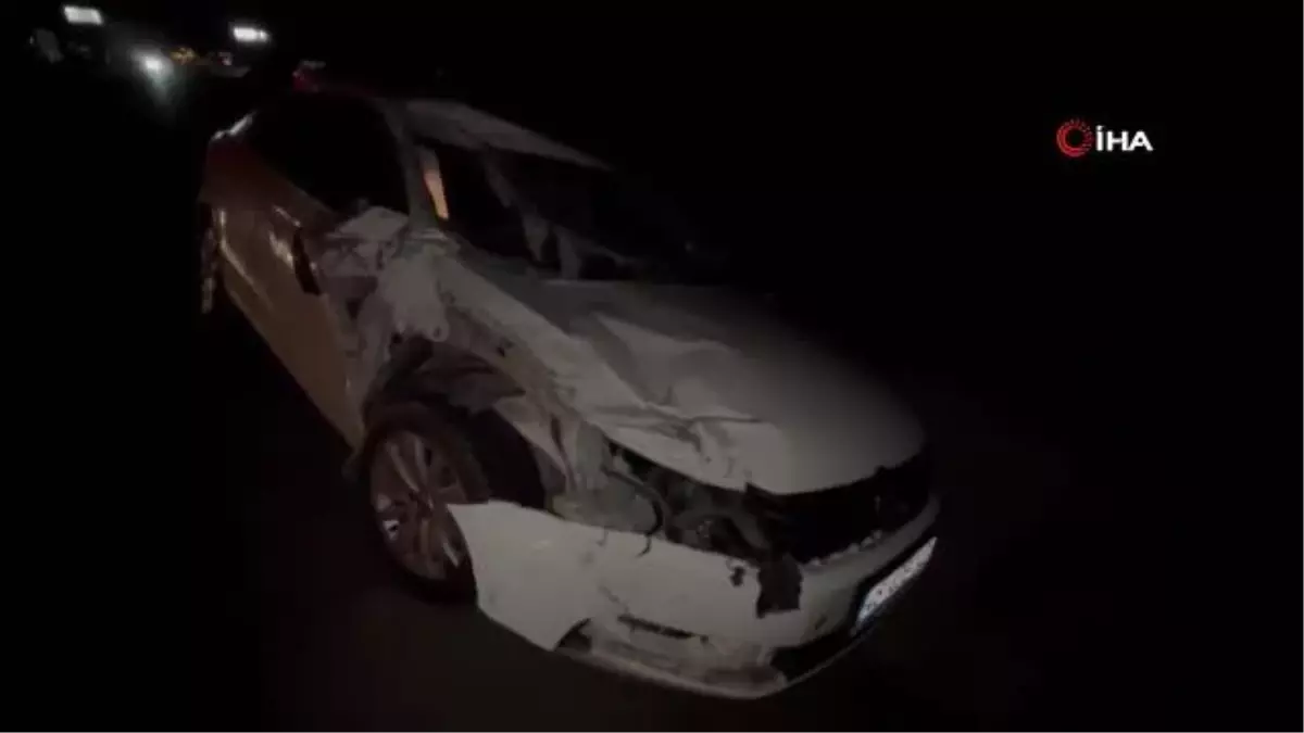 2 kişinin yaralandığı kazada otomobil kullanılamaz hale geldi