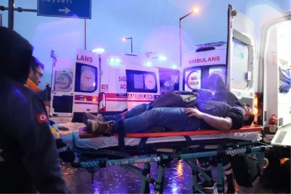 AFAD\'ın minibüsü ile çarpışan otomobil ikiye bölündü: 1 ölü, 9 yaralı