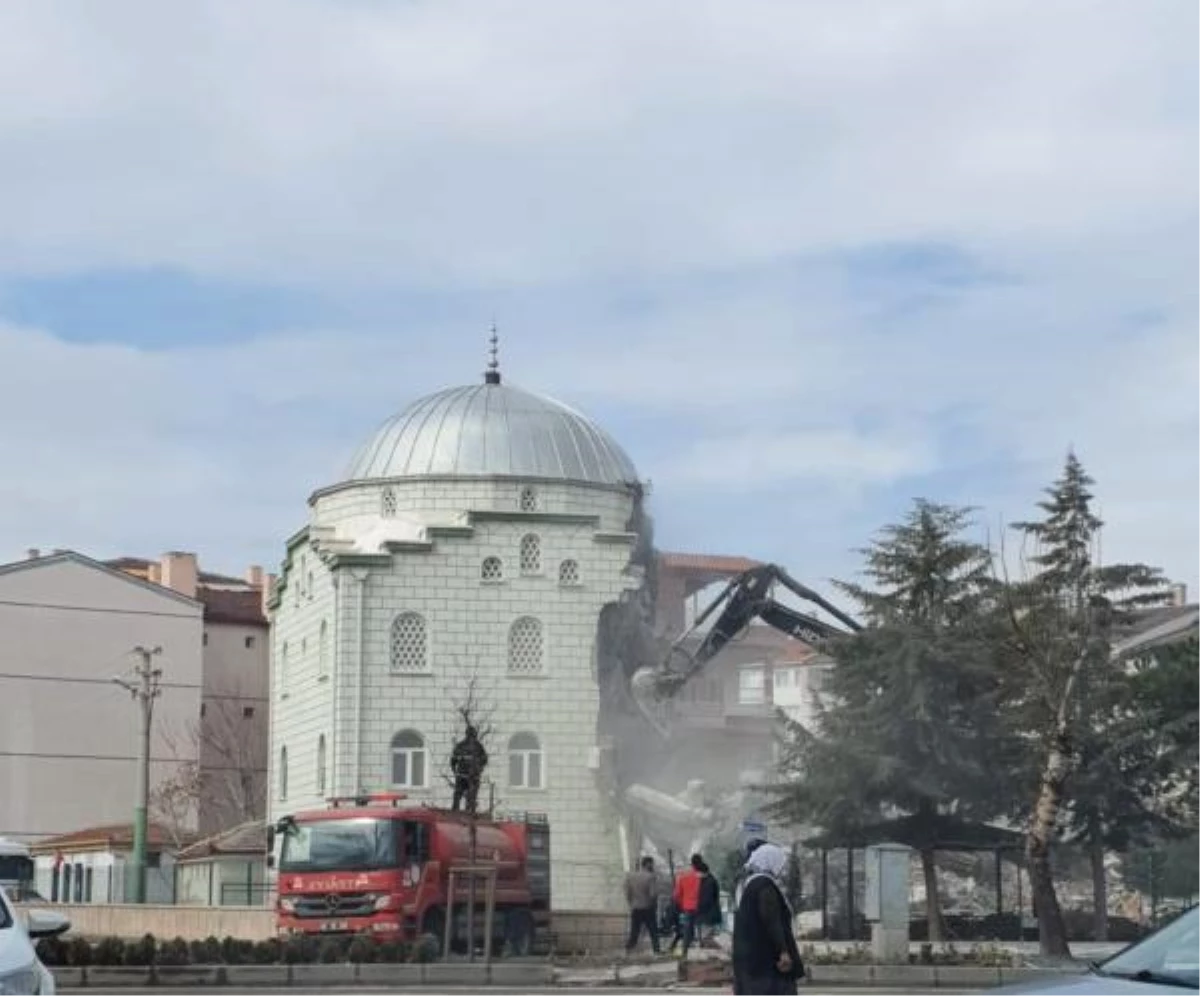 Aksaray\'da, depremde hasar gören cami kontrollü yıkıldı