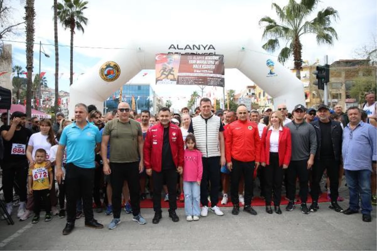 Alanya\'da Atatürk Halk Koşusu ve Yarı Maratonu koşuldu