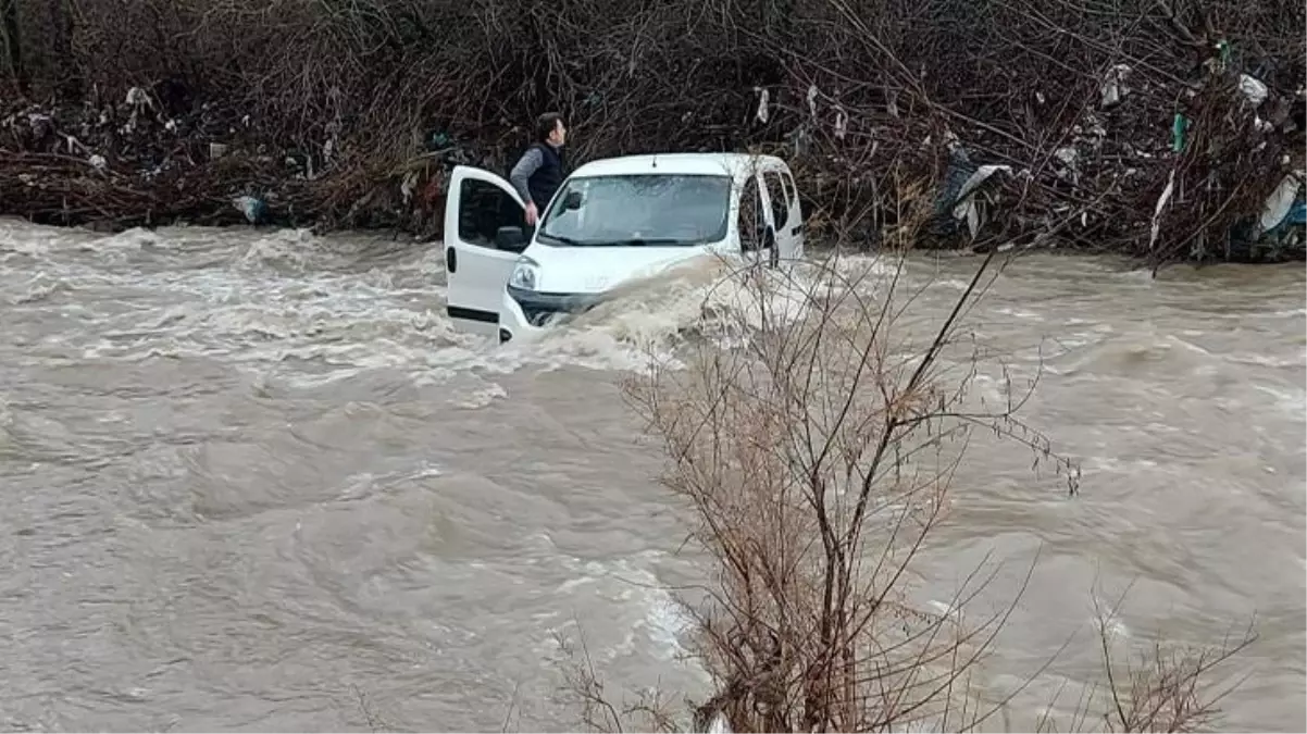 Araçları ile dereden geçmek isterken sele kapılan 3 kişi ölümden döndü