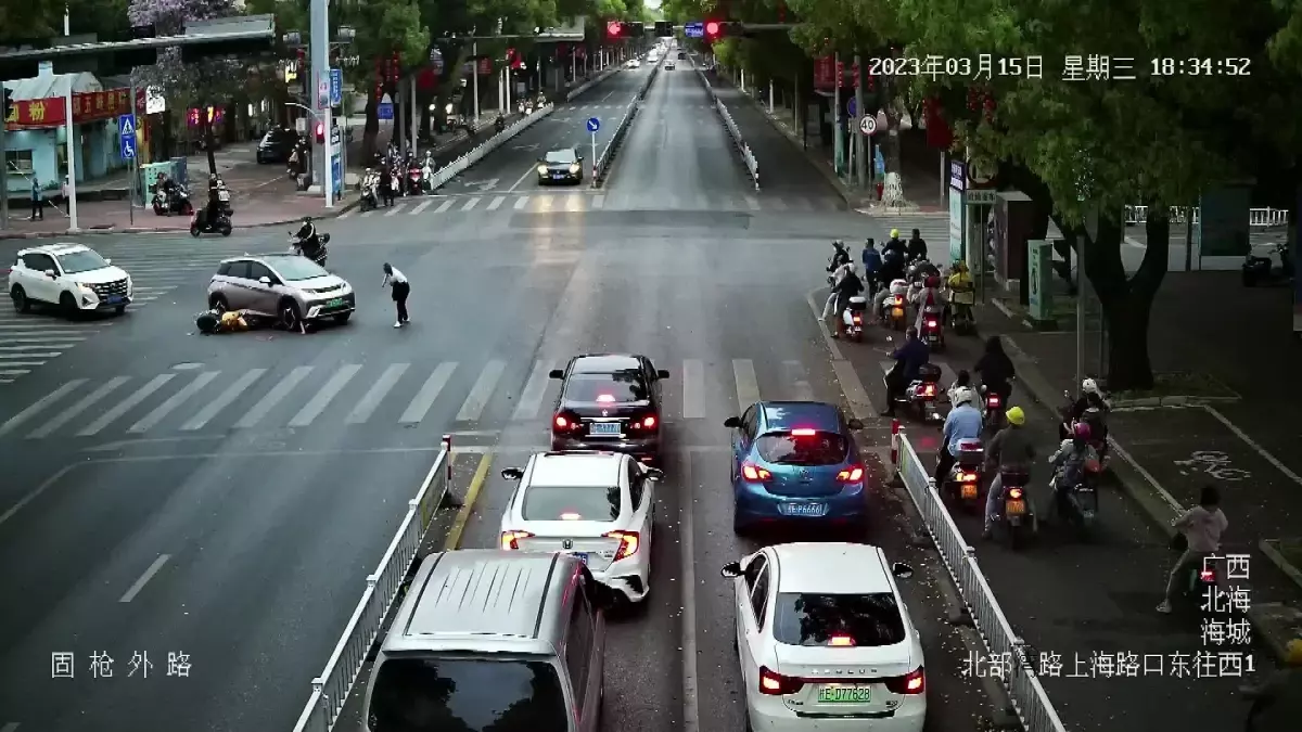 Çin\'de Bir Aracın Altında Kalan Motosiklet Sürücüsünün İmdadına Yoldan Geçenler Yetişti