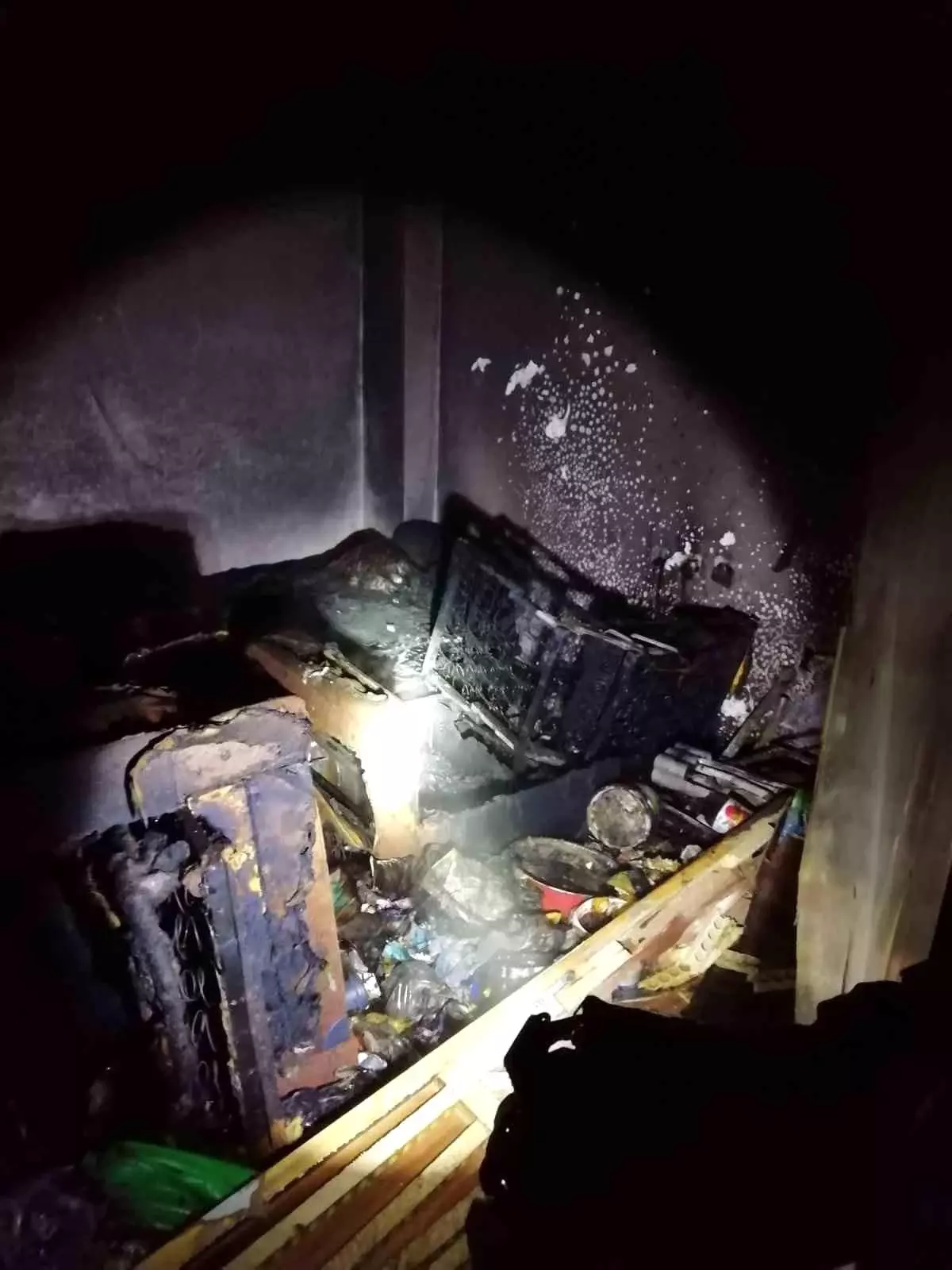 Çöp dolu evde çıkan yangın söndürüldü