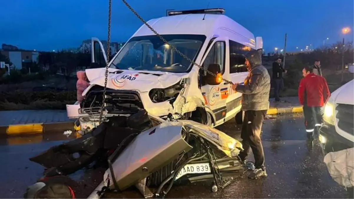 Deprem bölgesine giden AFAD aracı kaza yaptı: 1 ölü, 9 yaralı