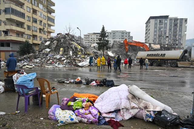Ebrar Sitesi enkazında evinin anahtarını bulan Lütfiye öğretmen, gözyaşlarına hakim olamadı