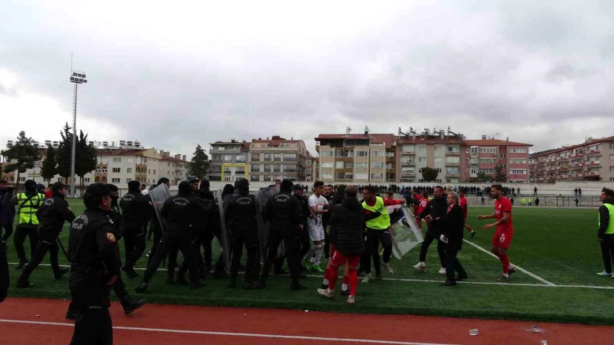 Gergin geçen maçın galibi Tefenni Belediyespor oldu