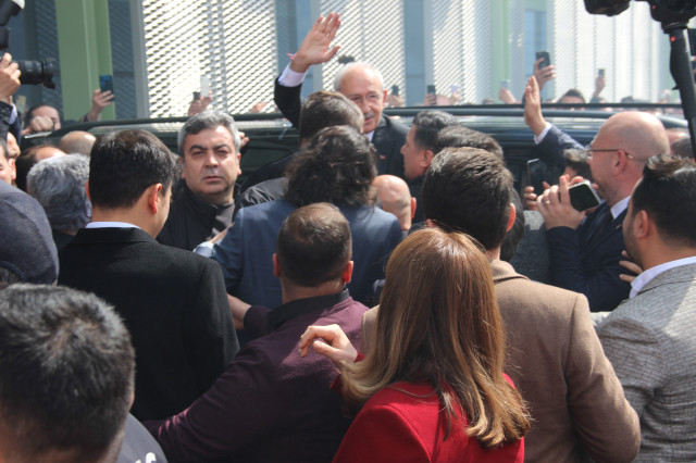 İzmir'de Kılıçdaroğlu'nu karşılayan grubun açtığı pankart dikkat çekti! Hoş geldiniz Cumhurbaşkanım
