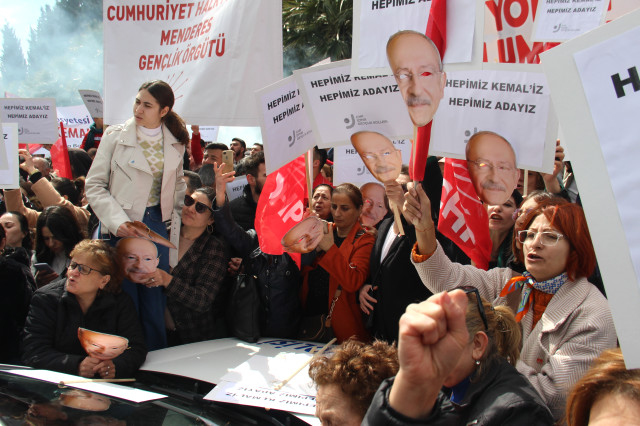 İzmir'de Kılıçdaroğlu'nu karşılayan grubun açtığı pankart dikkat çekti! Hoş geldiniz Cumhurbaşkanım