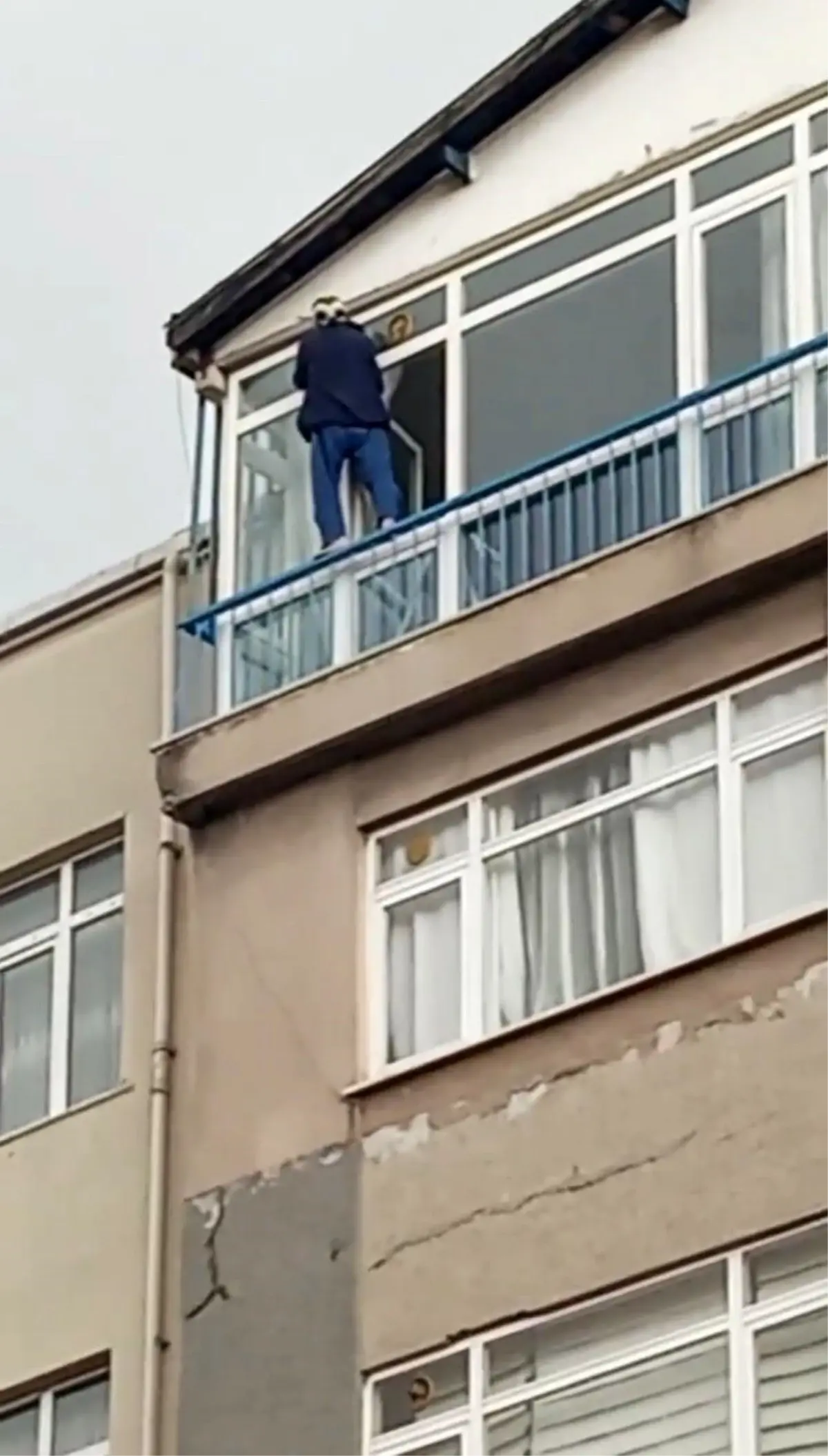Kağıthane\'de cam silen kadının tehlikeli anları kamerada