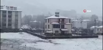 Karlıova'da kar yağışı etkisini gösterdi, ilçe beyaza büründü