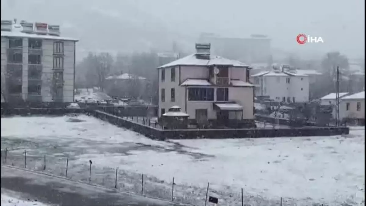 Karlıova'da kar yağışı etkisini gösterdi, ilçe beyaza büründü