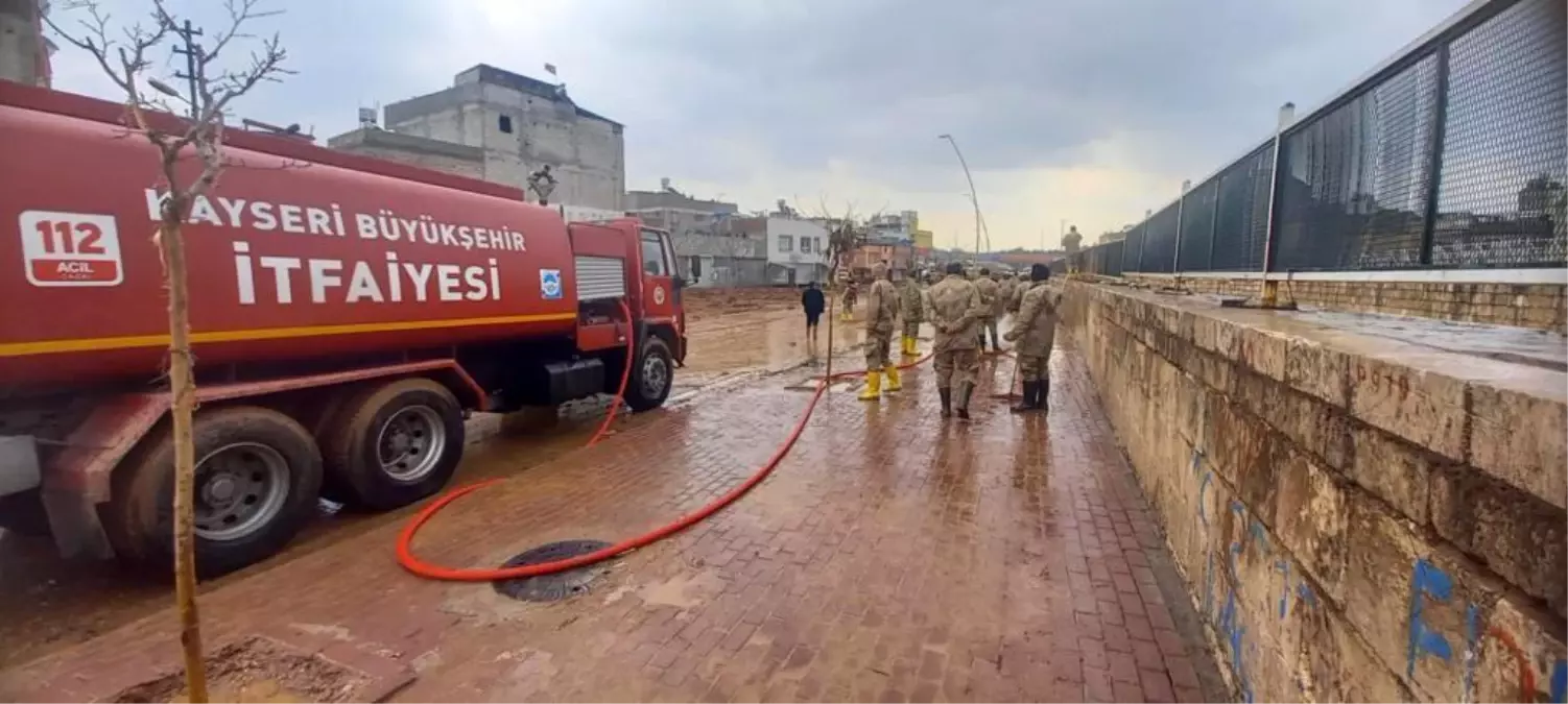 Kayseri, Deprem Bölgesinin Yanı Sıra Sel Yaşanan Bölgelerin de Yardımına Koştu