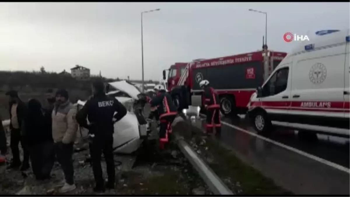 Kontrolden çıkan otomobil bariyerlere çarpıp yan yattı: 3 yaralı