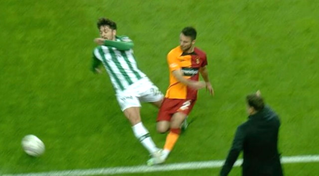 Konyasporlu Ahmet Oğuz'dan Galatasaray maçının önüne geçen pozisyon için olay itiraf: Kırmızı kart görmeliydim