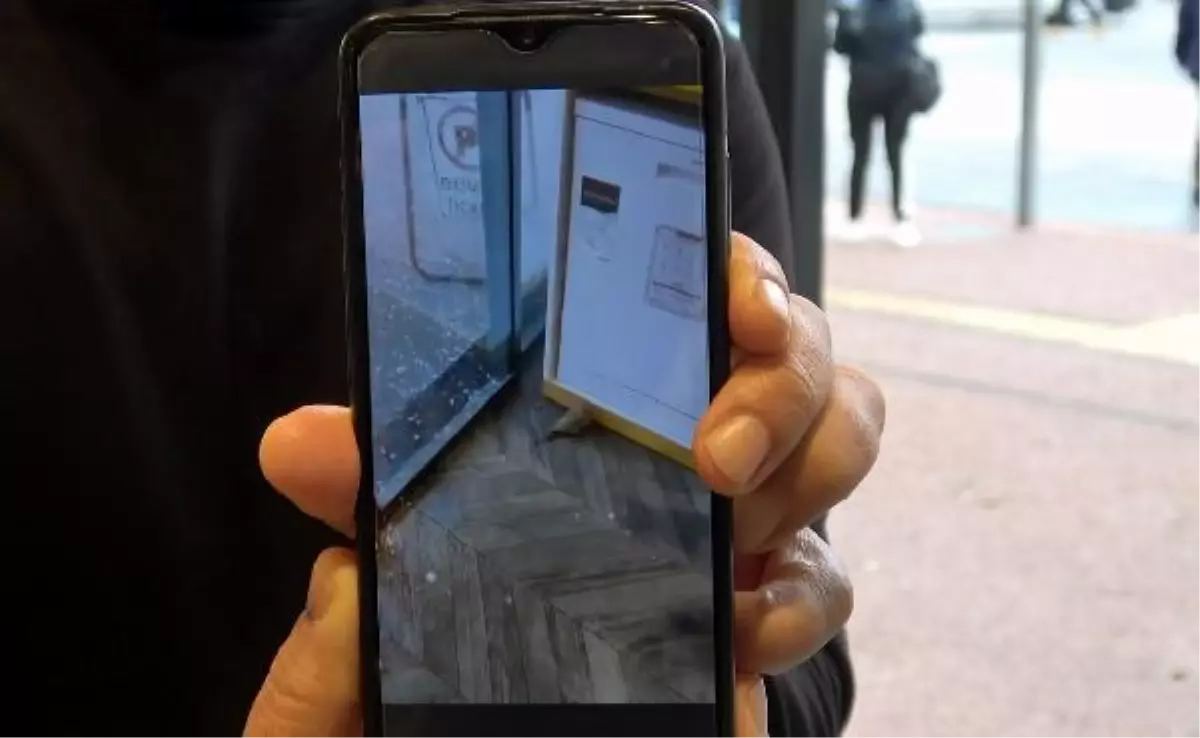 KUŞ, DOLU YAĞARKEN İŞ YERİNE GİRDİ