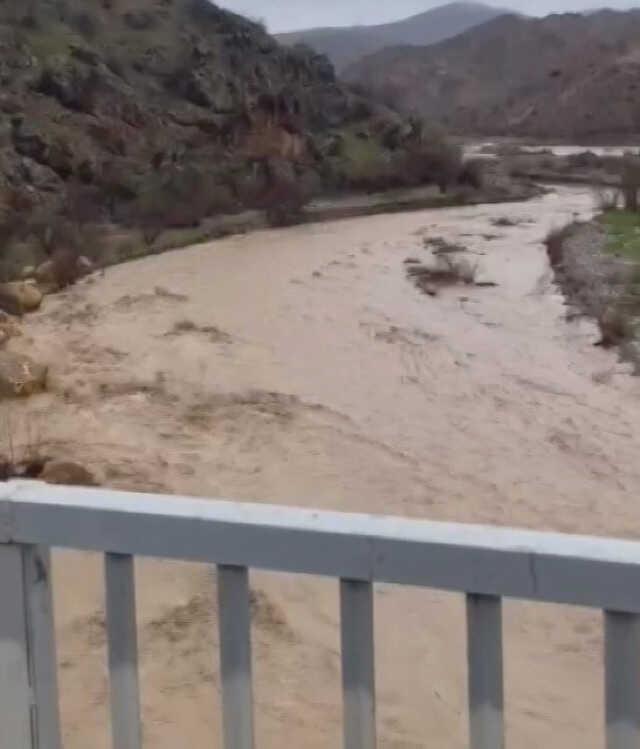 Malatya ve Elazığ şimdi de sel ile boğuşuyor! Dereler taştı, tarım arazileri sular altında kaldı
