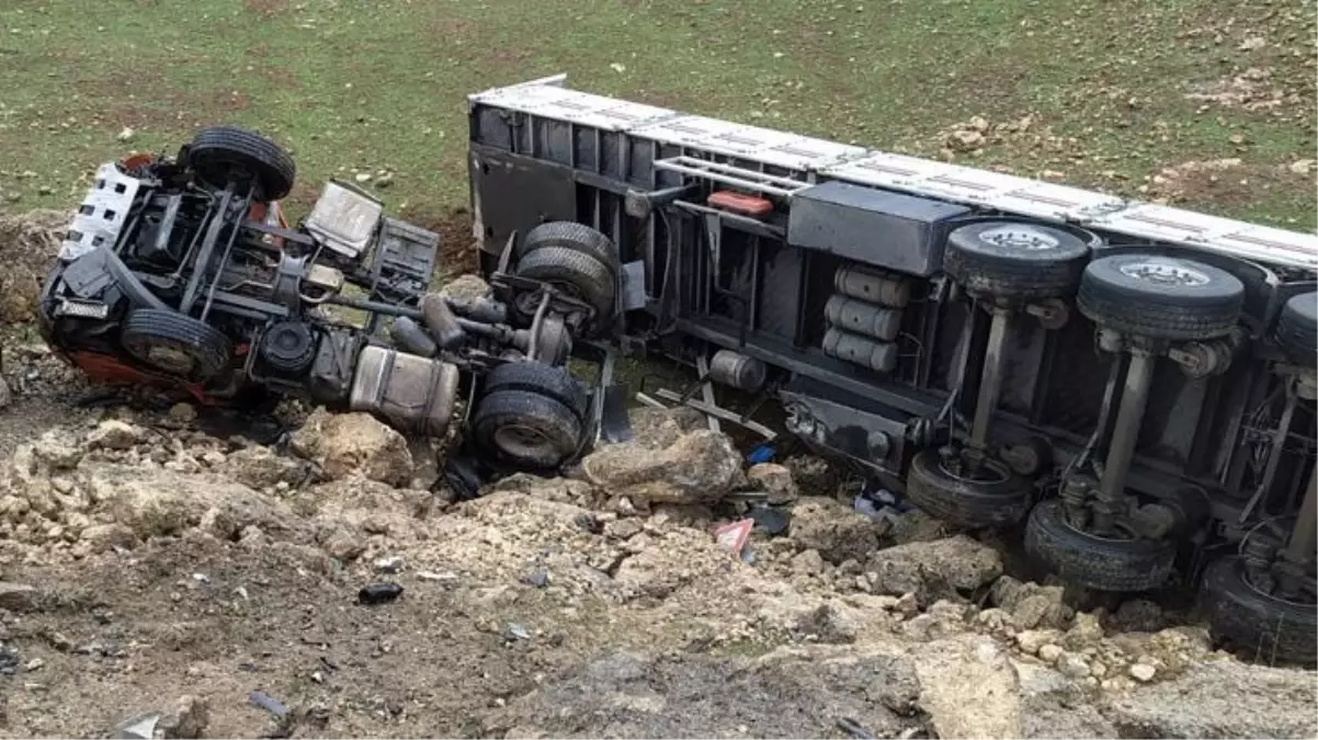 Mardin\'de tır ile pikap kafa kafaya çarpıştı: 1 ölü, 7 yaralı