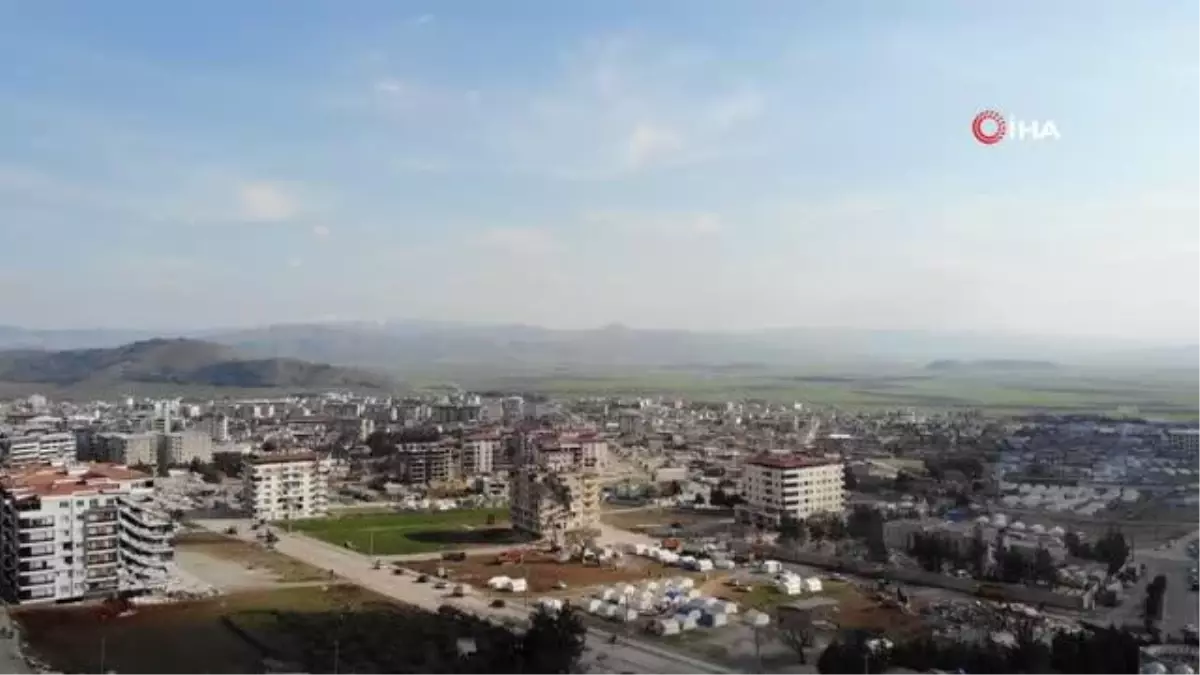 Nurdağı\'nda ağır hasarlı binaların yıkımı sürüyor