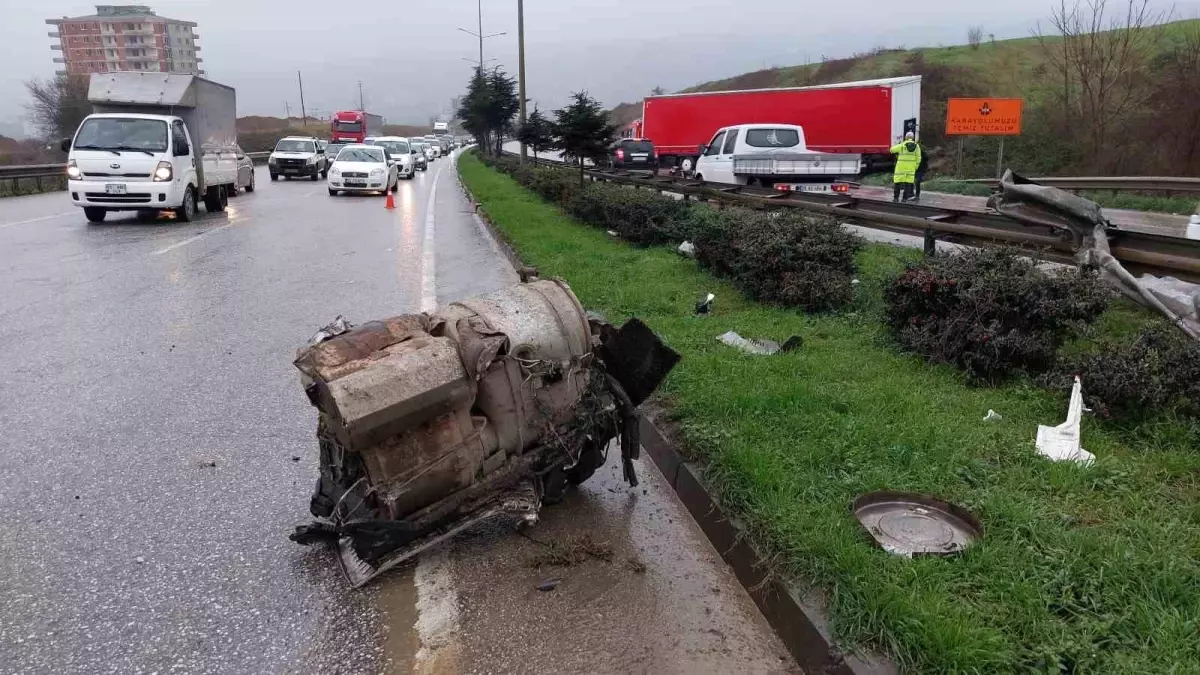 Samsun\'da bariyeri parçalayan tırın motoru karşı şeride fırladı: 1 yaralı