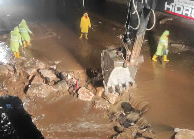 Selin vurduğu Şanlıurfa'da sağanak yağış etkili oluyor Selin vurduğu Şanlıurfa'da sağanak yağış etkili oluyor