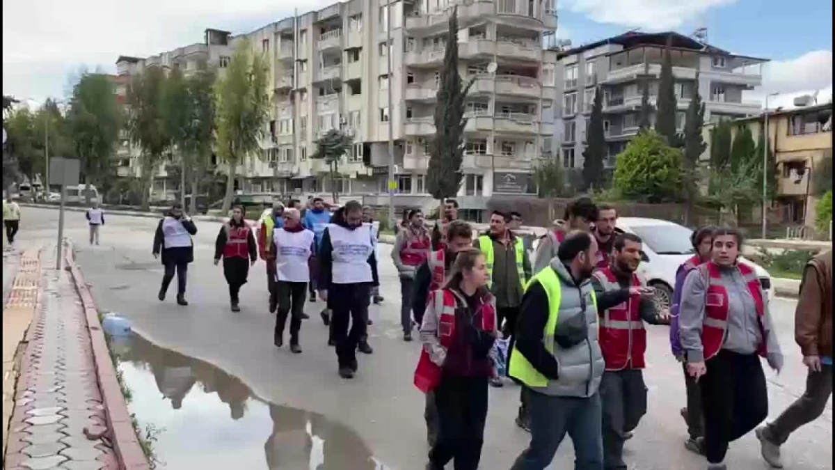 Sol Parti Gönüllüleri Hatay\'da Depremde Hayatını Kaybedenler İçin Sessiz Yürüyüş Düzenledi