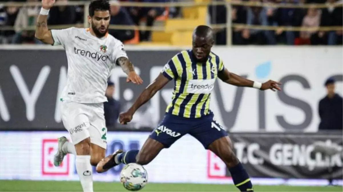 Kanarya geriden gelip kazandı! Fenerbahçe, Alanyaspor\'u deplasmanda 3-1\'lik skorla mağlup etti