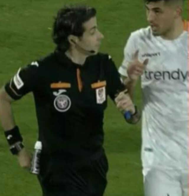 Türkiye bu pozisyonu konuşuyor! F.Bahçe maçında verilmeyen kırmızı kart gündemi yerinden oynattı Türkiye bu pozisyonu konuşuyor! F.Bahçe maçında verilmeyen kırmızı kart gündemi yerinden oynattı