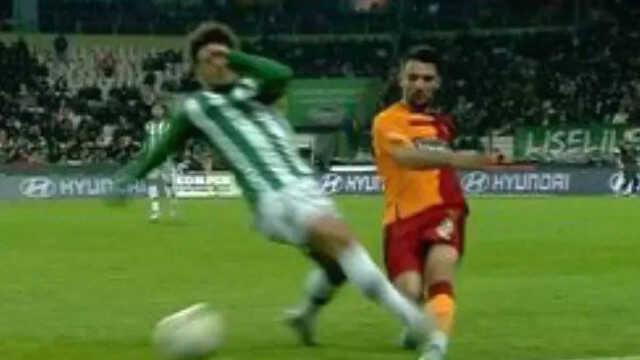 Türkiye bu pozisyonu konuşuyor! F.Bahçe'ye maçındaki kırmızı kart pozisyonu gündemi salladı Türkiye bu pozisyonu konuşuyor! F.Bahçe'ye maçındaki kırmızı kart pozisyonu gündemi salladı